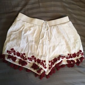 White elastic band shorts with maroon trim